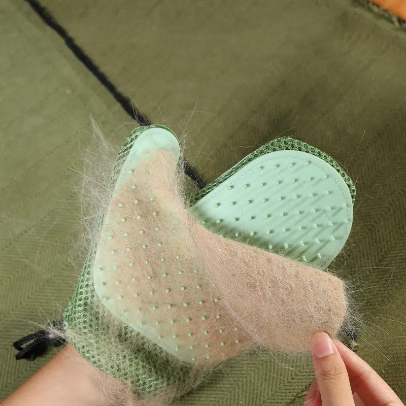Hair removal brush for cats and dogs with easy-clean silicone tips