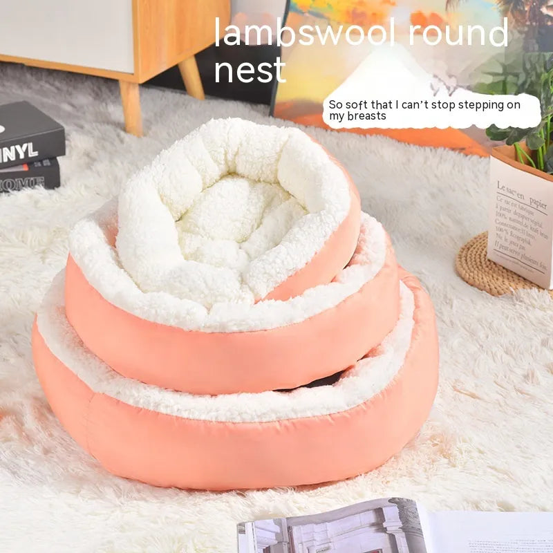Close-up soft plush lamb-wool fabric pet bed edge